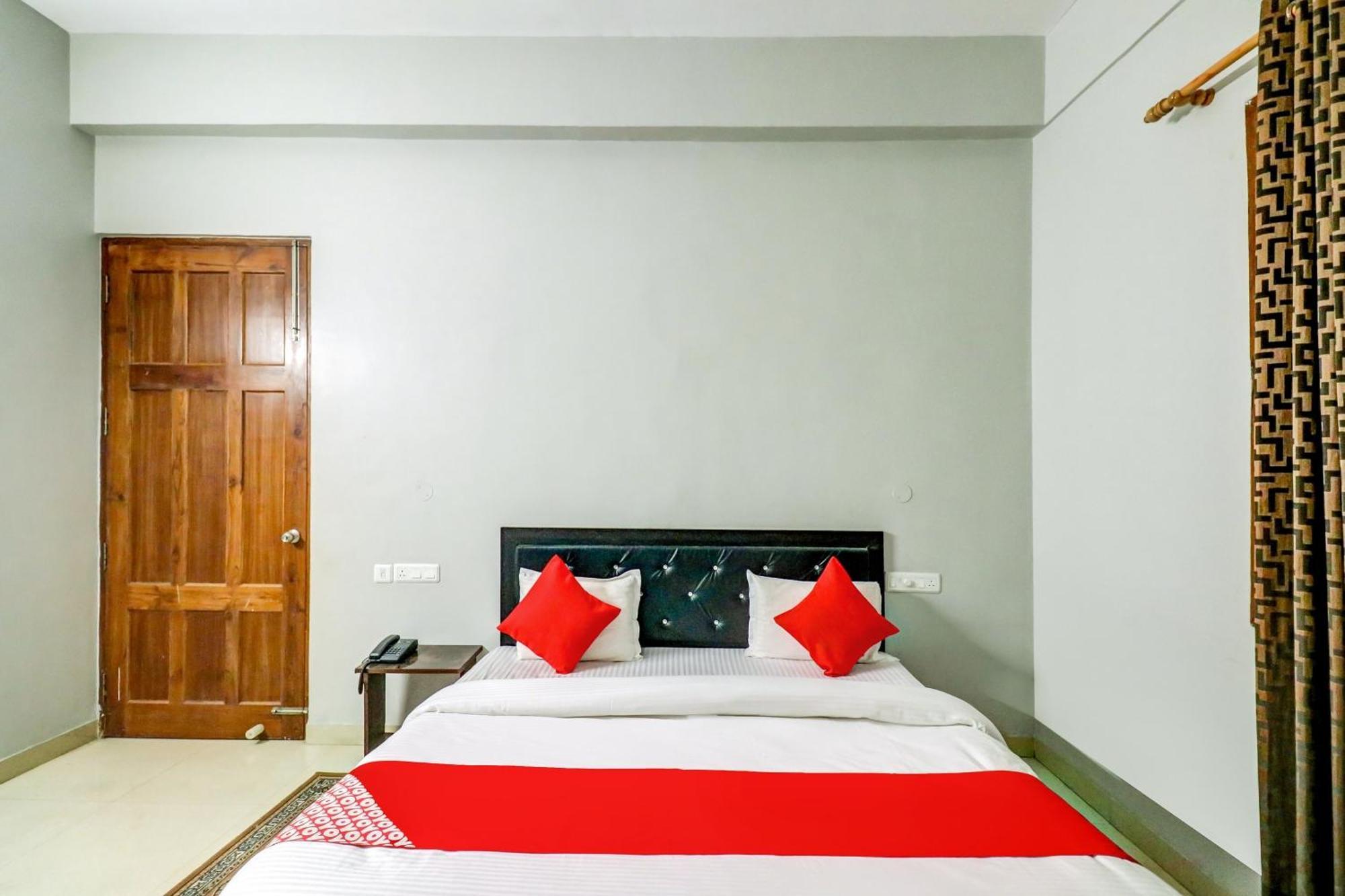 Hotel O Tokyo Chinhat ภายนอก รูปภาพ