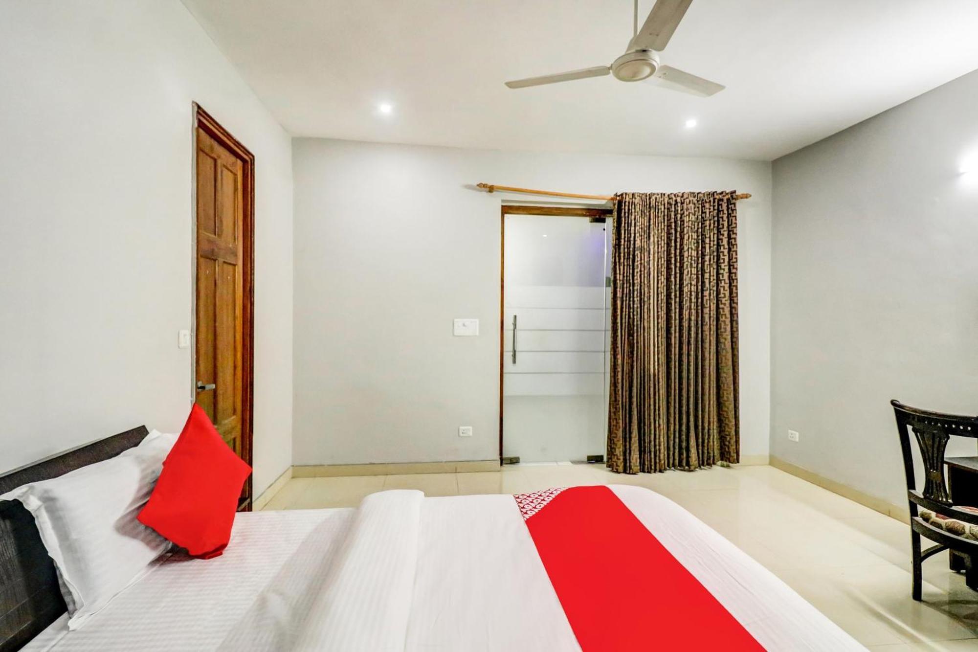 Hotel O Tokyo Chinhat ภายนอก รูปภาพ