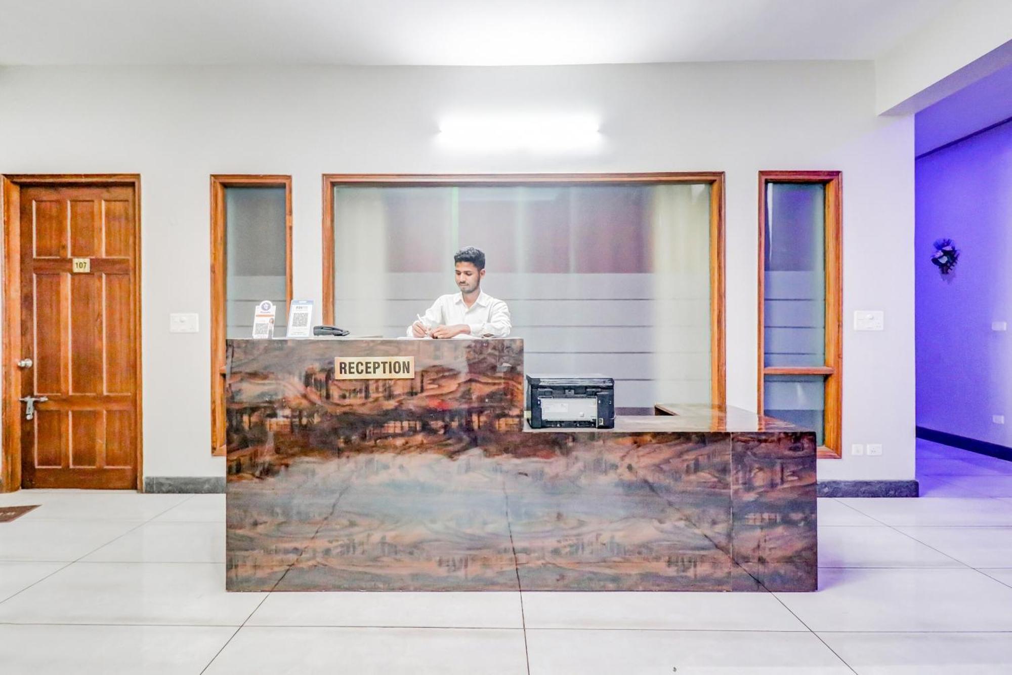 Hotel O Tokyo Chinhat ภายนอก รูปภาพ