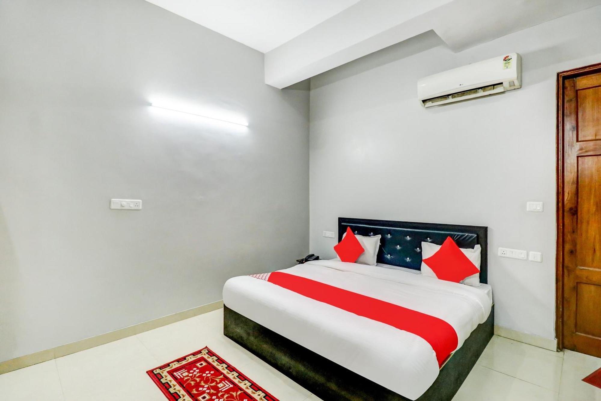 Hotel O Tokyo Chinhat ภายนอก รูปภาพ